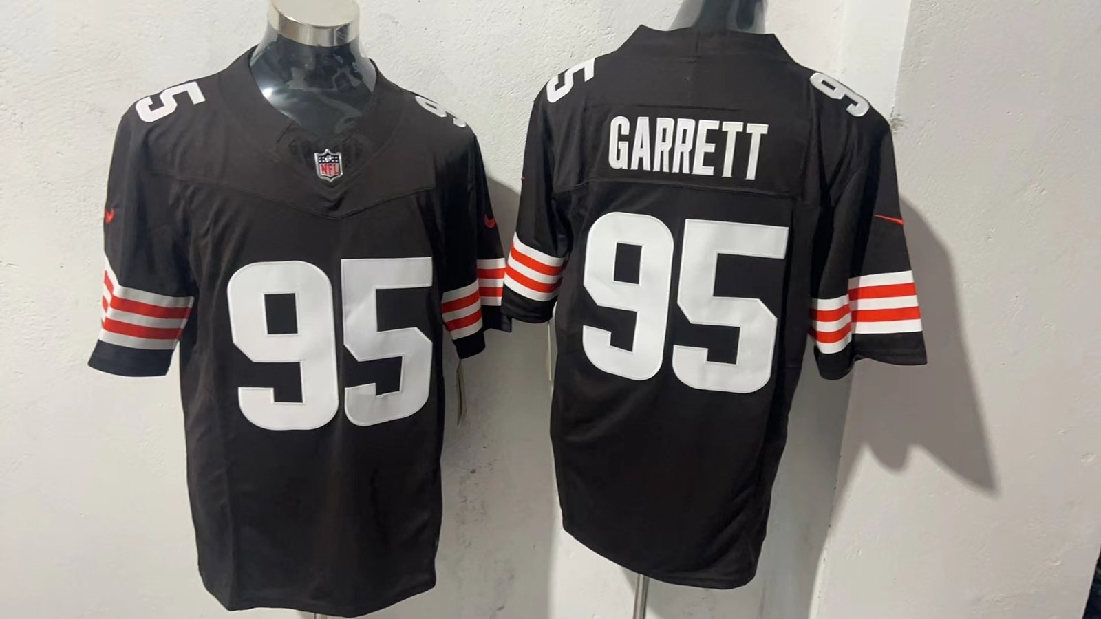 17 Cleveland Browns #95 American football jerseys; the jerseys can be customized and printed with any number and any player's name - Image 1